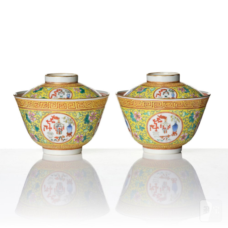 A pair of yellow ground 'medallion' bowls with covers, - 图3